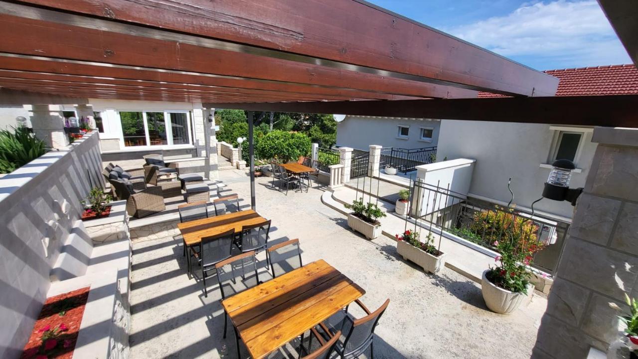 Villa Apartments Mate Cebalo Лумбарда Екстер'єр фото