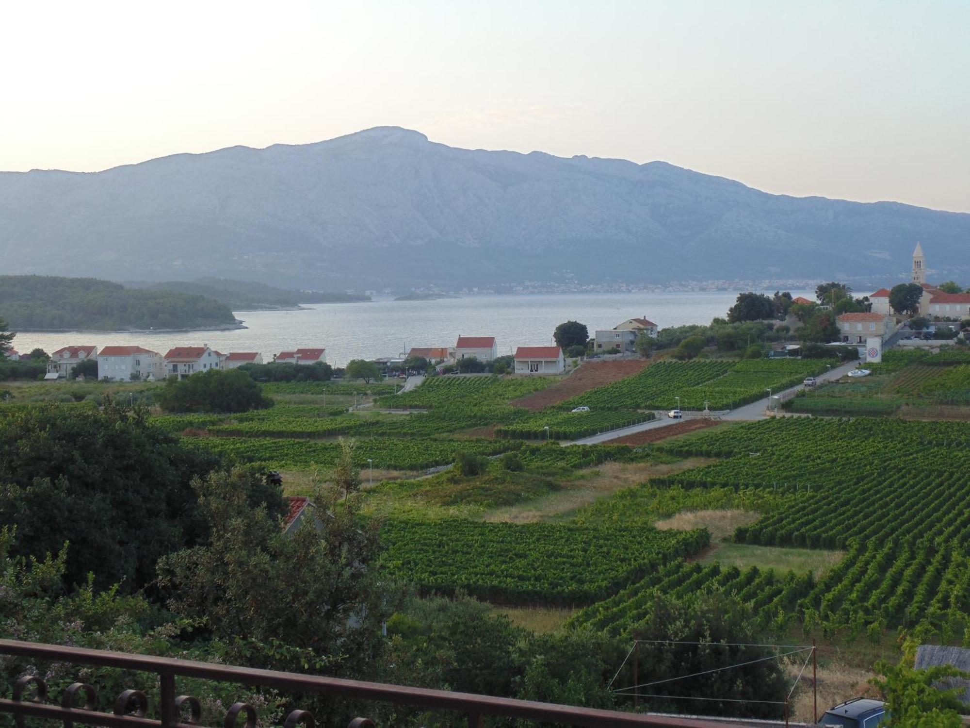 Villa Apartments Mate Cebalo Лумбарда Екстер'єр фото